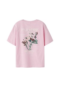 Jasno-różowa koszulka z krótkim rękawem z graficznym motywem kwiatowym oraz białymi hasłami, takimi jak "RAJ", "ROZKWITAJ" i "ROŚNIEM".