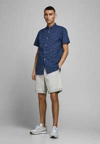 Jack & Jones JPSTBOWIE SOLID MID - Shorts - drizzle