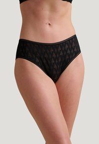 Zwarte kantjes met een geometrisch patroon, hoge taille ontwerp en subtiele gekartelde rand langs de tailleband.