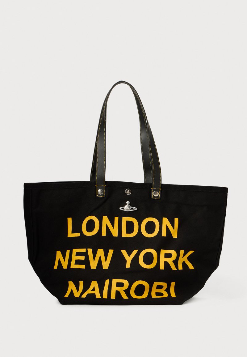 Borsa a tracolla nera in tela con scritte gialle che mostrano "LONDRA NEW YORK NAIROBI", dotata di manici neri in pelle e dettagli in metallo argentato.