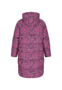 Polstret jakke i pink med sort og grøn leopardmønster, med hætte og korte ærmer.