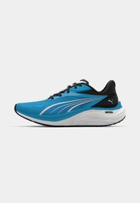 Scarpe da atletica blu con accenti neri, tomaia in rete e suola bianca. Presentano un design elegante con dettagli testurizzati e sistema di allacciatura.