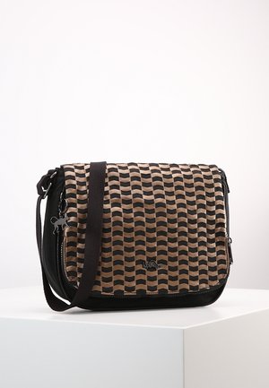 Sac bandoulière à rabat à carreaux marron et noir, sangle noire réglable et petit porte-clés singe sur la fermeture éclair.