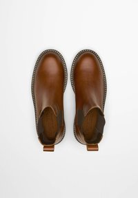 Braune Leder-Stiefeletten mit elastischen Seitenpaneelen, einem strukturierten Rand und Schlupfanhängern. Glatte Oberfläche mit einem runden Zehendesign.