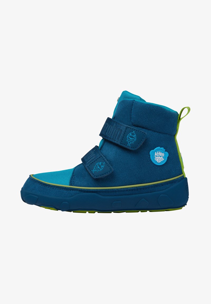 Blaues und aquafarbenes High-Top-Boot mit zwei Klettverschlüssen, Gummisohle, Materialien aus Stoff und Wildleder sowie grünen Akzenten. Verfügt über ein Logodetail.