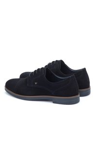 Un paio di scarpe eleganti da uomo in suede nero con chiusura stringata e rifiniture marroni sulla suola, presentate su uno sfondo bianco.
