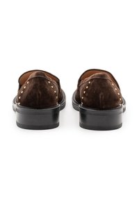 Braune Wildlederschuhe mit goldfarbenen Metallnieten am Absatz und schwarzer Gummisohle, von hinten gezeigt.