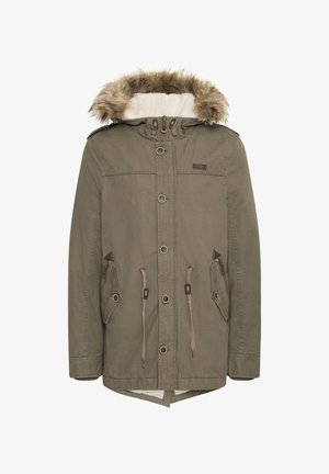 Olivno zelen parka s kapuco umetnim krznom, sprednjim zapiranjem na zadrgo, gumbi za zapiranje, dvema stranskima žepoma in pasom s vrvico. Podloženo notranjost.