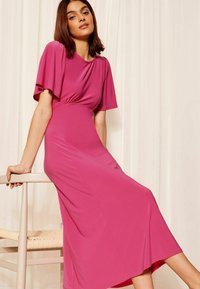 Friends Like These FLUTTER SLEEVE ROUND NECK MIDI - REGULAR FIT - Trikoomekko - pink