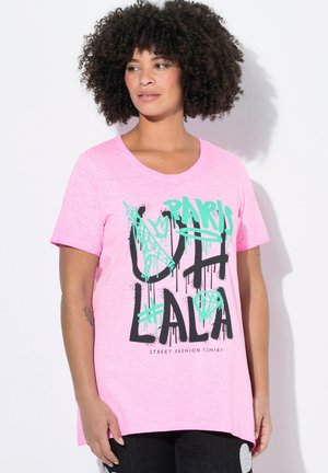 Pink short-sleeve t-shirt made of lightweight fabric featuring black and green graffiti-style text "Paris Oh La La" with a diamond graphic.