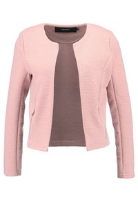 Veste rose texturée avec un col rond, des poches zippées à l'avant et une doublure intérieure marron contrastante. Fabriquée en tissu léger.