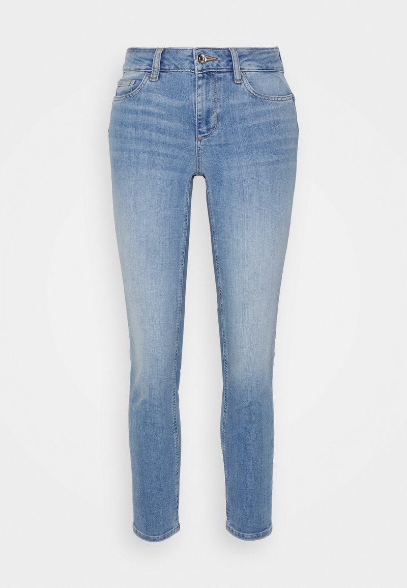 Hellblaue Slim-Fit-Jeans mit Fronttaschen, Gürtelschlaufen und Knopfverschluss, die dezente Ausbleichungen an Oberschenkeln und Waden aufweisen.