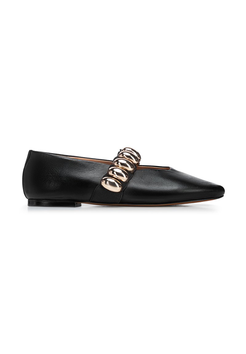 Ballerine in pelle nera con punta affusolata, dotate di un dettaglio decorativo a forma di anello dorato sulla tomaia e un tacco solido basso.