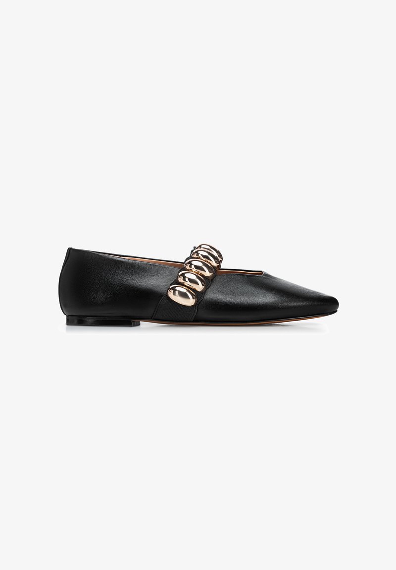 Ballerine in pelle nera con punta affusolata, dotate di un dettaglio decorativo a forma di anello dorato sulla tomaia e un tacco solido basso.