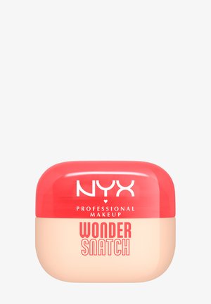 NYX Professional Makeup Wonder Snatch dans un contenant rond bicolore avec un couvercle corail brillant et une base nude mate, avec un texte rouge audacieux.