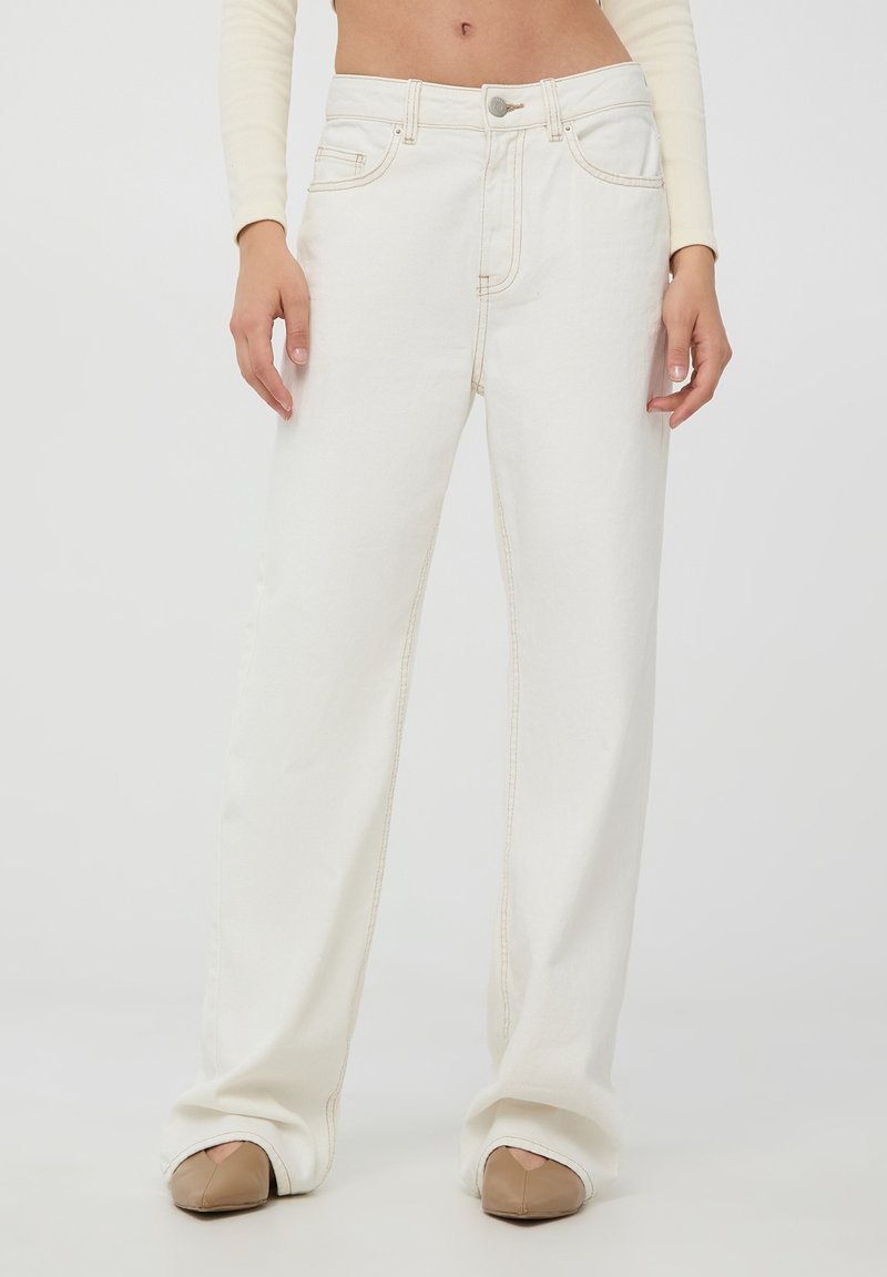 Terranova CON CUCITURE A CONTRASTO - Jeans baggy - bianco lana