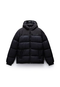 Czarna kurtka puchowa z kapturem, z zamkiem błyskawicznym, poziomymi przeszyciami, bocznymi kieszeniami oraz logo na górnej lewej stronie.