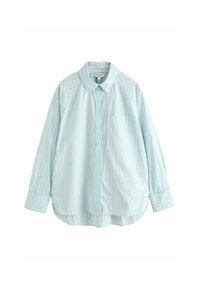 Camisa abotonada en azul claro con rayas verticales en rosa y blanco. Presenta un cuello, mangas largas y un bolsillo en el pecho. Tela suave y lisa.