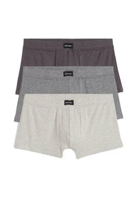 Tre paia di boxer in grigio scuro, grigio medio e grigio chiaro. Realizzati in cotone con una texture morbida e una vita elastica etichettata "CASUAL."