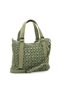 Bolso de mano tejido verde con asas de cuero, asas cortas y una correa de hombro ajustable. Presenta una superficie texturizada y acentos de herrajes metálicos.