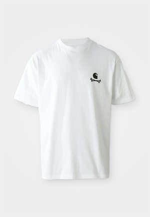 Camiseta blanca de manga corta con un pequeño gráfico negro de un ojo estilizado sobre huesos cruzados en el lado izquierdo del pecho.