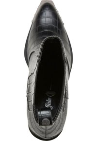 Botín negro hasta el tobillo con puntera afilada, fabricado en cuero con estampado de cocodrilo en relieve, que presenta una pestaña de tiro en bucle y un interior suave.