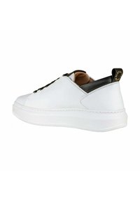 Sneaker in pelle bianca con un design elegante, caratterizzato da un cappuccio nero sul tallone, chiusura con lacci frontale e suola in gomma testurizzata. Logo dorato sul tallone.