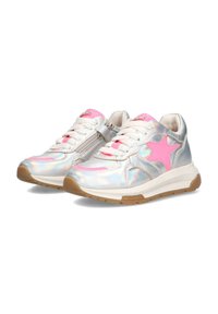 Sneakers in pelle sintetica argento con design a stella rosa, lacci bianchi, dettaglio con zip e suola in gomma. Finitura riflettente.