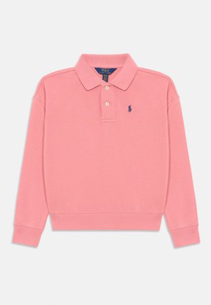 Camisa polo de manga longa em algodão rosa claro, com colarinho clássico, placket de três botões e logo azul-marinho no lado esquerdo do peito.