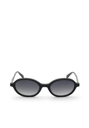 Gafas de sol ovaladas negras con lentes graduales oscuras y varillas con detalles plateados, mostradas sobre un fondo blanco.