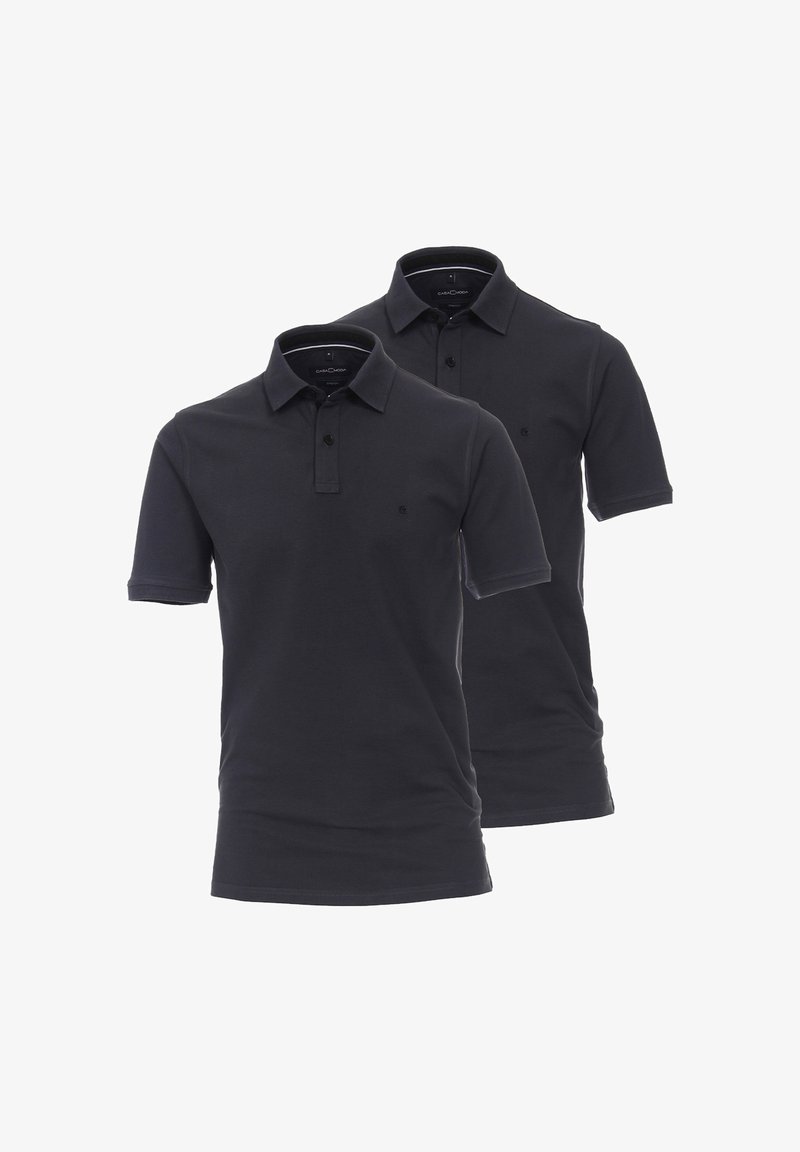 Due magliette polo nere in cotone, con colletto button-down, maniche corte e un piccolo logo ricamato sul petto.