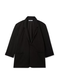 Blazer nero su misura con revers a disegno a scussotta, due tasche frontali a fessura e maniche a tre quarti, presentato piatto su sfondo bianco.