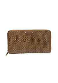 Portefeuille tissé marron avec un motif texturé, des accents dorés et une fermeture éclair. Le logo est embossé sur le devant.