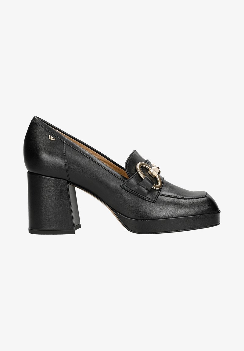 Mocassin à talon bloc en cuir noir avec bout arrondi et détail de boucle en métal doré sur le dessus, doublure intérieure beige.