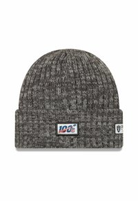 Grau gestrickte Mütze mit Rippstruktur, versehen mit einem NFL 100-Patch und einem Logotag am Bündchen. Hergestellt aus weichem, dehnbarem Material.