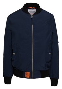 Námořnická bombardovací bunda vyrobená z hladké tkaniny, s zapínáním na zip, žebrovanými manžetami, velkými bočními kapsami a oranžovou značkou na spodním lemu.