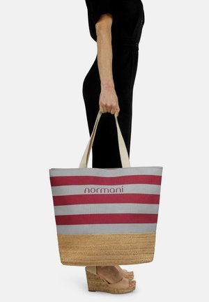 Gestreifte Tragetasche in Grau und Burgunder mit einem natürlichen, gewebten Boden, ausgestattet mit zwei Canvas-Tragegriffen und einem Logo. Leichtgewichtiges und geräumiges Design.