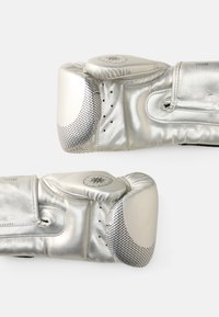 Luvas de boxe prata com uma textura lisa e brilhante. As características incluem nós acolchoados, detalhes em malha e orifícios de ventilação para respirabilidade.