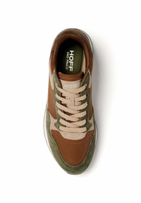 Baskets marron, beige et vert olive avec des lacets beiges et un marquage "HOFF Sao Paulo" à l'intérieur de la chaussure et sur la languette.