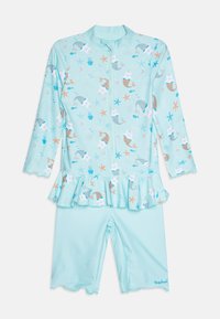 Ensemble de bain bleu clair avec des manches longues, une taille à volants et des motifs marins colorés. Fabriqué en tissu extensible et à séchage rapide.