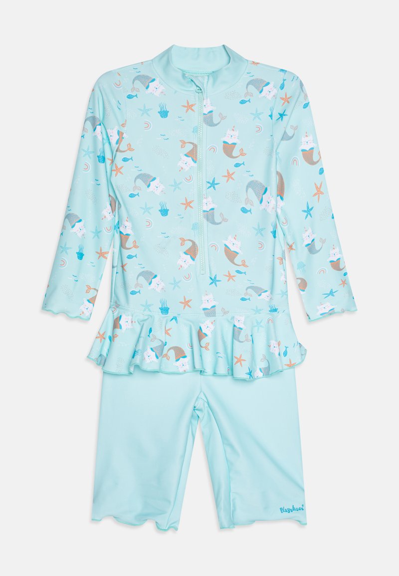Ensemble de bain bleu clair avec des manches longues, une taille à volants et des motifs marins colorés. Fabriqué en tissu extensible et à séchage rapide.