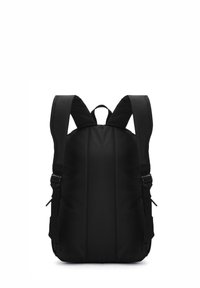 Zaino nero con spallacci imbottiti, realizzato in tessuto resistente, caratterizzato da una superficie liscia e cinture di regolazione laterali.