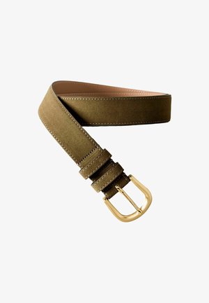 Hnedý semišový opasok s hladkým povrchom, vybavený zlatým kovovým prackom a kontrastným stehom. Klasický dizajn s plochým pásom.