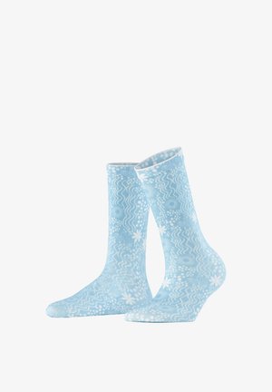 Hellblaue Socken mit weißen Blumen- und wellenförmigen Linienmustern, aufrecht auf weißem Hintergrund präsentiert.
