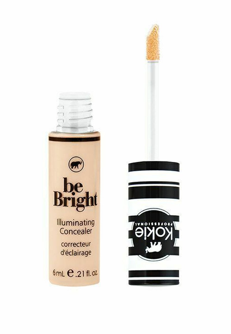 Be Bright Illuminating Concealer i en klar tube med en beige etiket, prydet med sorte accenter og en svampapplikator på en hvid baggrund.