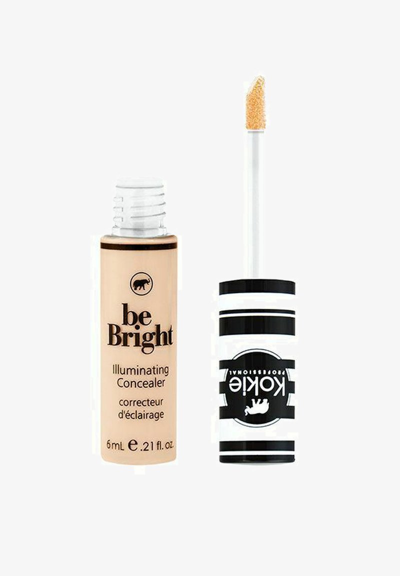 Be Bright Illuminating Concealer i en klar tube med en beige etiket, prydet med sorte accenter og en svampapplikator på en hvid baggrund.