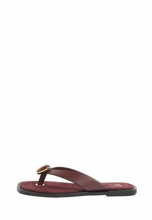 Mørkerød læder tåsandal med flad sort sål og cirkulært guldfarvet detalje på remmen, vist fra siden på hvid baggrund.