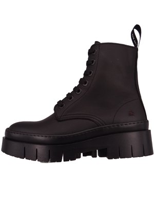 Botas de cuero negras hasta el tobillo con punta redonda, suela gruesa y texturizada, costuras prominentes y una lengüeta en la parte trasera para facilitar su puesta.