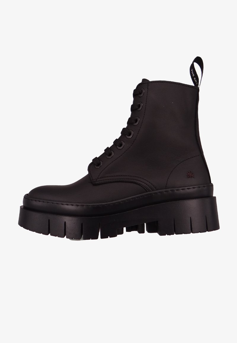 Botas de cuero negras hasta el tobillo con punta redonda, suela gruesa y texturizada, costuras prominentes y una lengüeta en la parte trasera para facilitar su puesta.