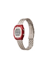 Digital klocka med ett rött åttkantigt plastfodral, armband i rostfritt stål och en digital skärm med knappar på sidorna.